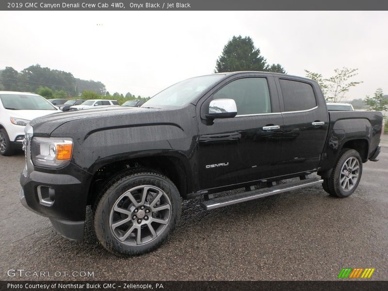 Front 3/4 View of 2019 Canyon Denali Crew Cab 4WD