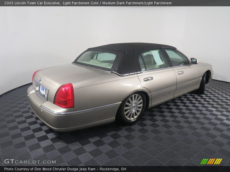 Light Parchment Gold / Medium Dark Parchment/Light Parchment 2003 Lincoln Town Car Executive