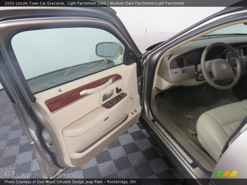 Light Parchment Gold / Medium Dark Parchment/Light Parchment 2003 Lincoln Town Car Executive