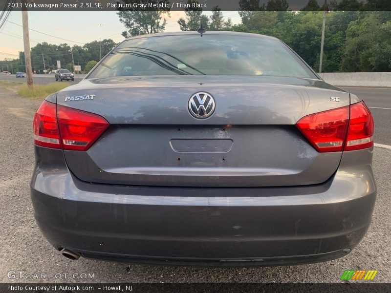 Platinum Gray Metallic / Titan Black 2013 Volkswagen Passat 2.5L SE