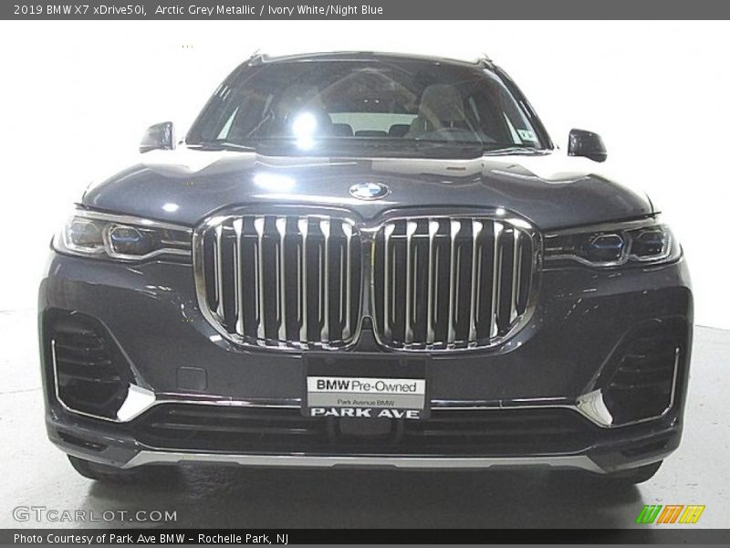 Arctic Grey Metallic / Ivory White/Night Blue 2019 BMW X7 xDrive50i