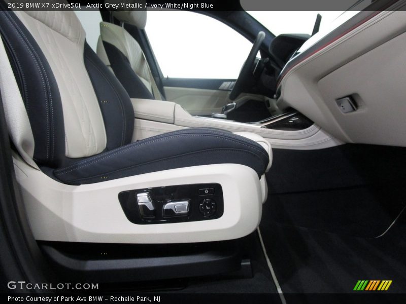 Arctic Grey Metallic / Ivory White/Night Blue 2019 BMW X7 xDrive50i
