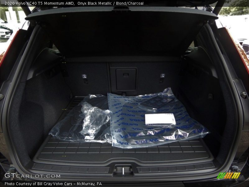 Onyx Black Metallic / Blond/Charcoal 2020 Volvo XC40 T5 Momentum AWD