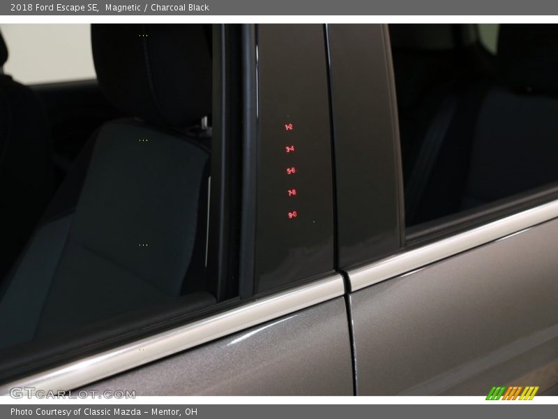 Magnetic / Charcoal Black 2018 Ford Escape SE