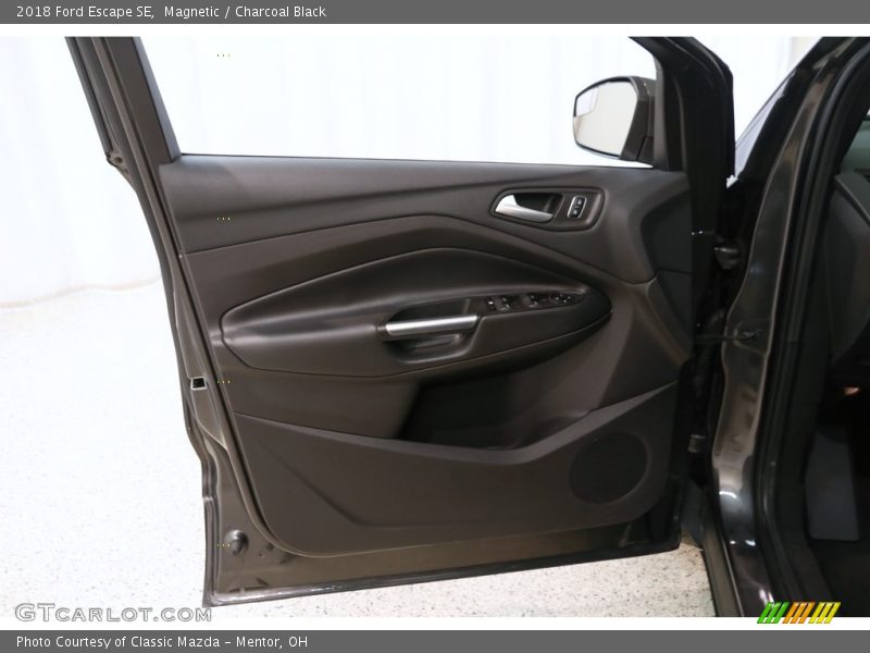 Magnetic / Charcoal Black 2018 Ford Escape SE