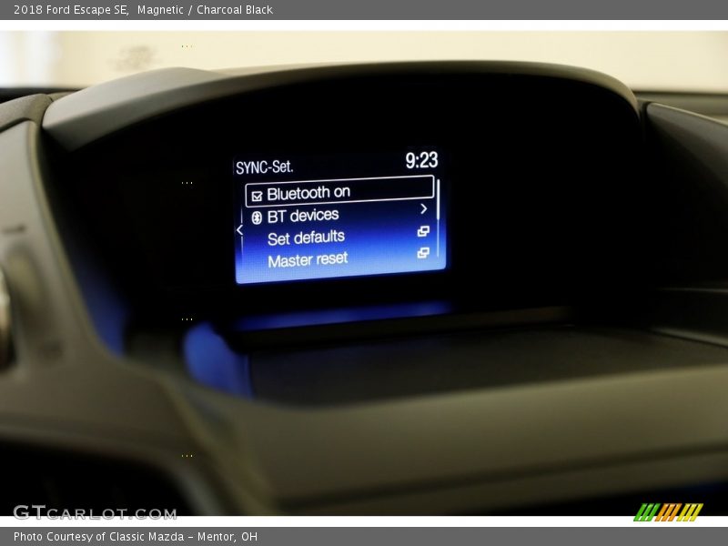 Magnetic / Charcoal Black 2018 Ford Escape SE