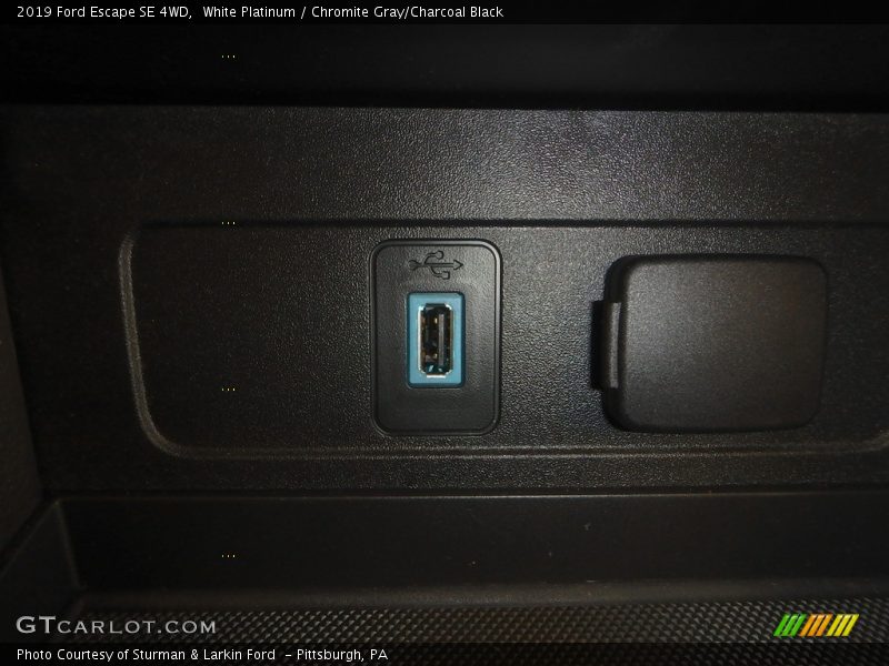 White Platinum / Chromite Gray/Charcoal Black 2019 Ford Escape SE 4WD
