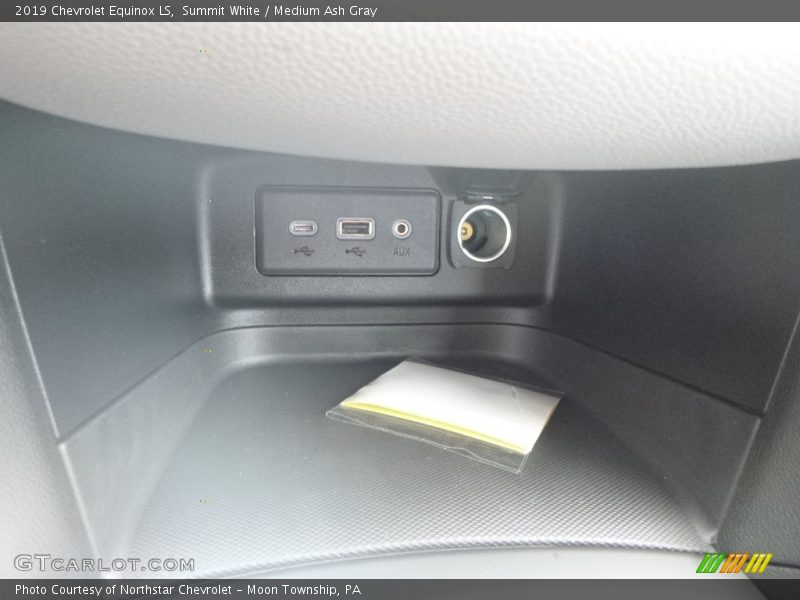 Summit White / Medium Ash Gray 2019 Chevrolet Equinox LS