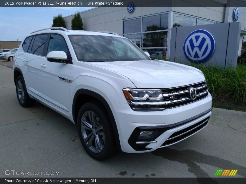 Front 3/4 View of 2019 Atlas SEL R-Line 4Motion