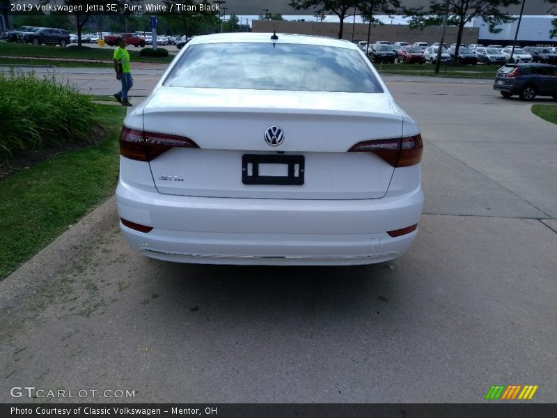 Pure White / Titan Black 2019 Volkswagen Jetta SE