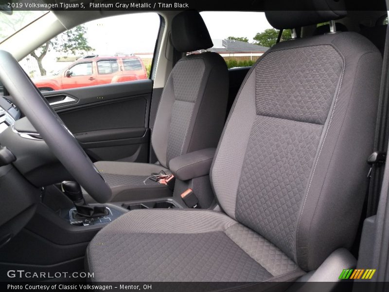 Platinum Gray Metallic / Titan Black 2019 Volkswagen Tiguan S
