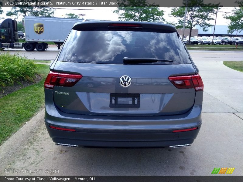 Platinum Gray Metallic / Titan Black 2019 Volkswagen Tiguan S