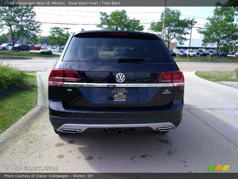 Deep Black Pearl / Titan Black 2019 Volkswagen Atlas SE 4Motion