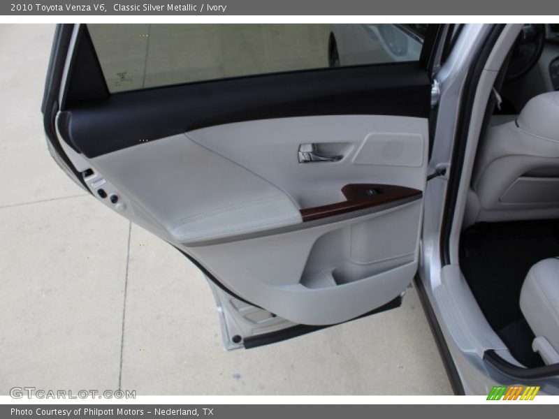 Classic Silver Metallic / Ivory 2010 Toyota Venza V6