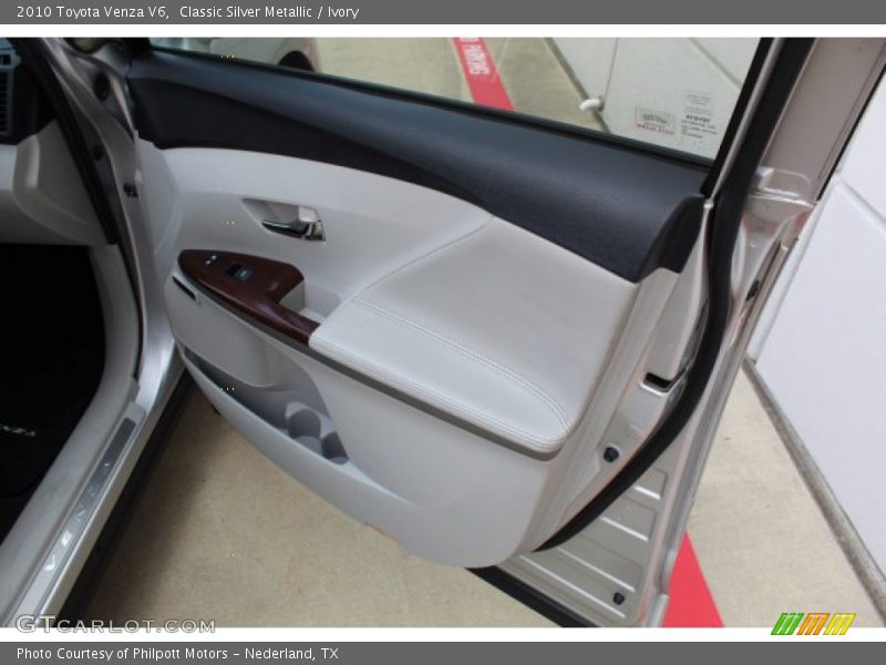 Classic Silver Metallic / Ivory 2010 Toyota Venza V6