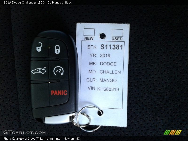 Go Mango / Black 2019 Dodge Challenger 1320