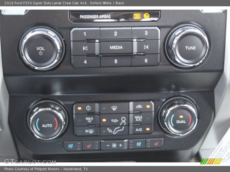 Oxford White / Black 2019 Ford F350 Super Duty Lariat Crew Cab 4x4
