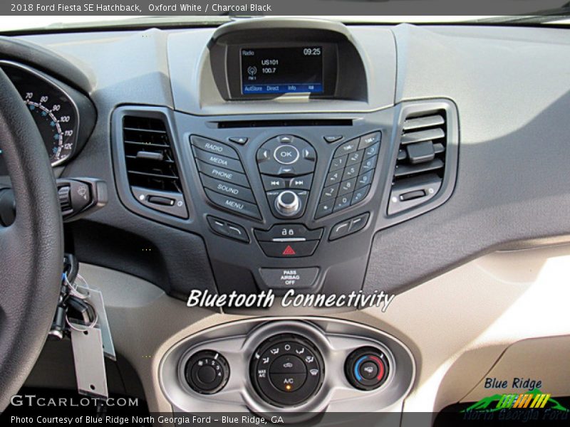 Oxford White / Charcoal Black 2018 Ford Fiesta SE Hatchback