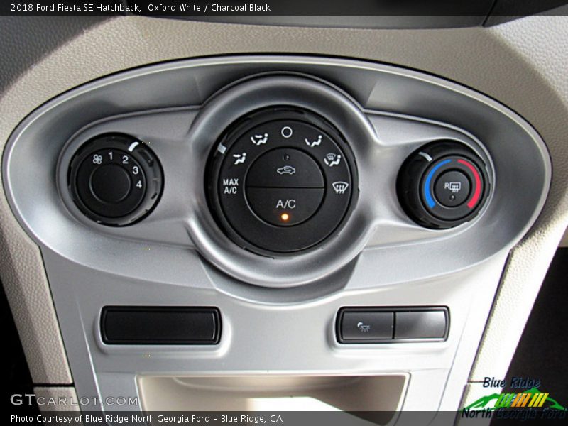 Oxford White / Charcoal Black 2018 Ford Fiesta SE Hatchback