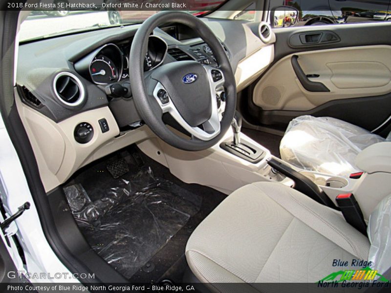 Oxford White / Charcoal Black 2018 Ford Fiesta SE Hatchback