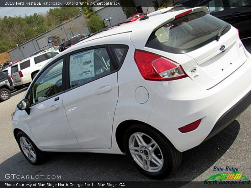 Oxford White / Charcoal Black 2018 Ford Fiesta SE Hatchback