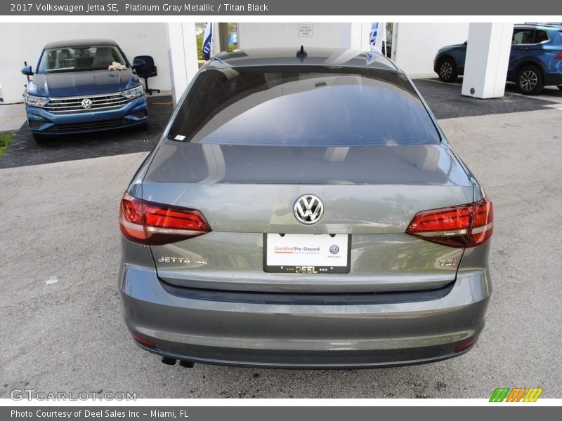 Platinum Gray Metallic / Titan Black 2017 Volkswagen Jetta SE