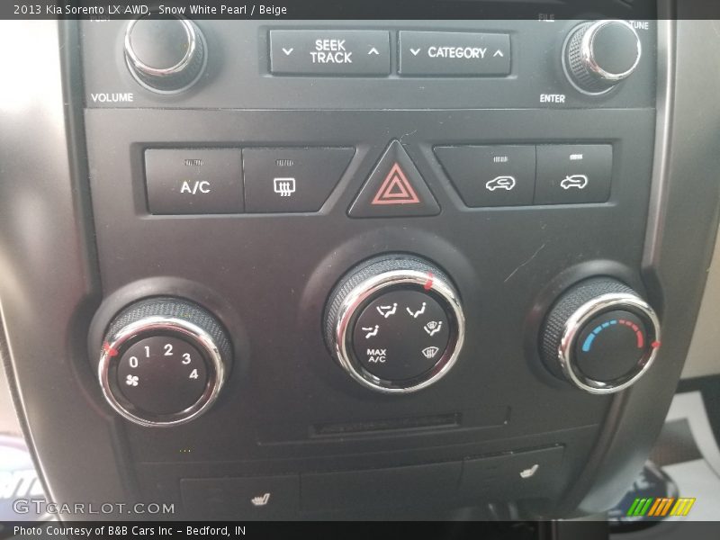 Snow White Pearl / Beige 2013 Kia Sorento LX AWD