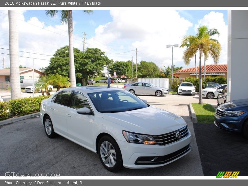 Pure White / Titan Black 2018 Volkswagen Passat SE