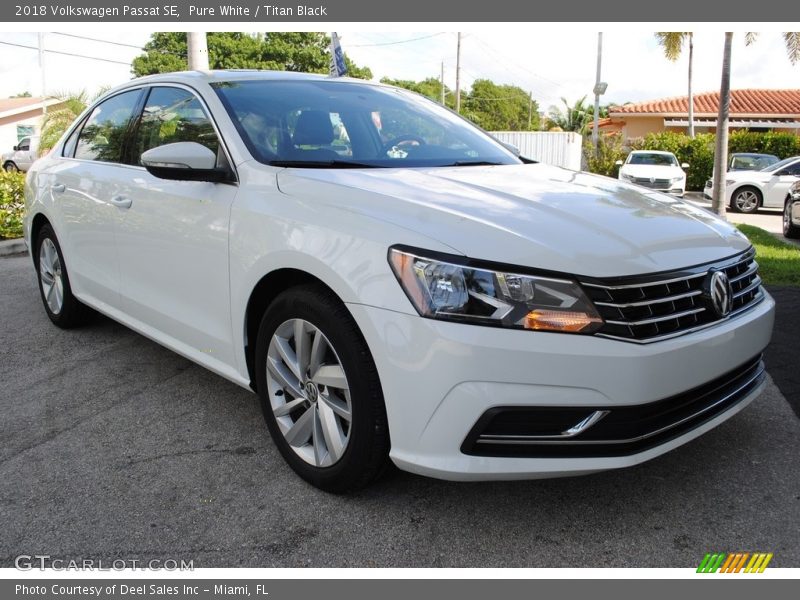 Pure White / Titan Black 2018 Volkswagen Passat SE