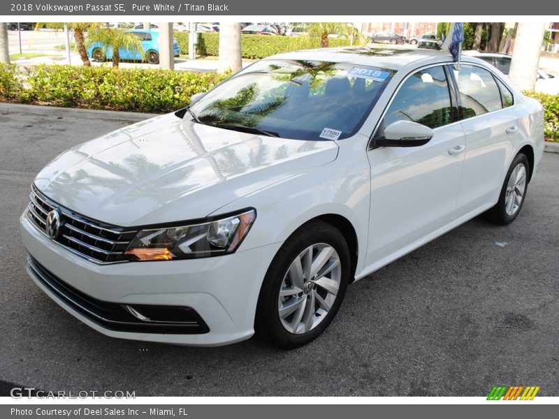 Pure White / Titan Black 2018 Volkswagen Passat SE