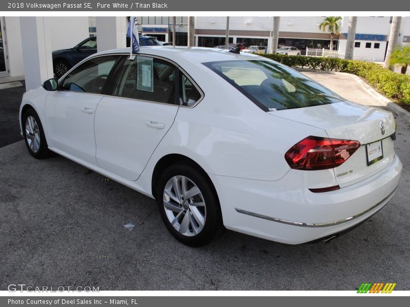 Pure White / Titan Black 2018 Volkswagen Passat SE