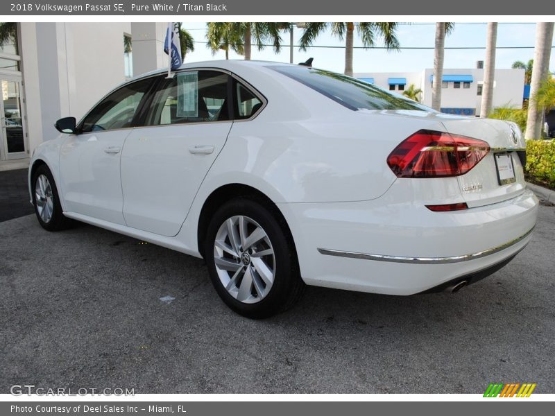 Pure White / Titan Black 2018 Volkswagen Passat SE