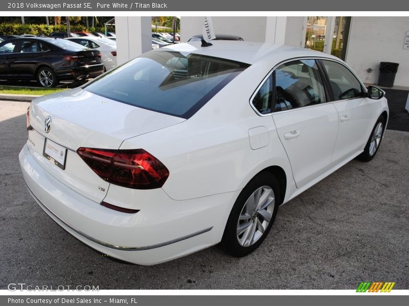 Pure White / Titan Black 2018 Volkswagen Passat SE