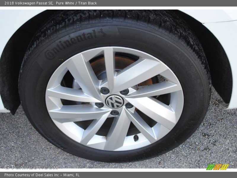Pure White / Titan Black 2018 Volkswagen Passat SE