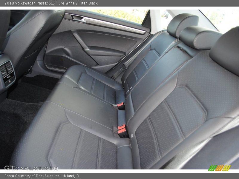 Pure White / Titan Black 2018 Volkswagen Passat SE