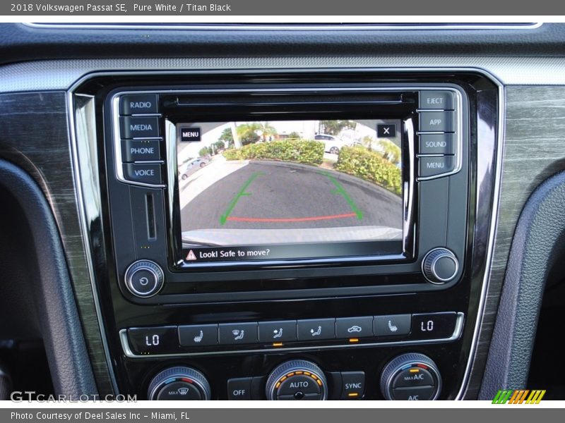 Pure White / Titan Black 2018 Volkswagen Passat SE