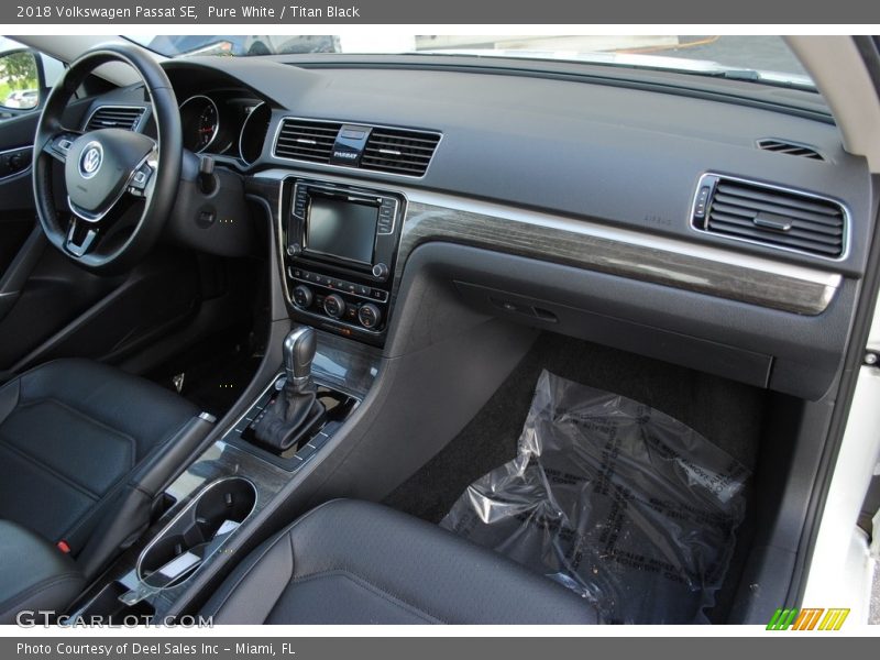 Pure White / Titan Black 2018 Volkswagen Passat SE