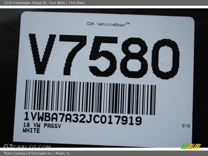 Pure White / Titan Black 2018 Volkswagen Passat SE