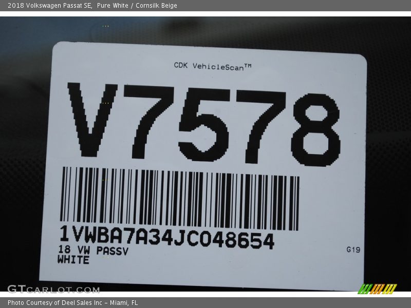 Pure White / Cornsilk Beige 2018 Volkswagen Passat SE