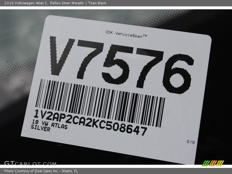 Reflex Silver Metallic / Titan Black 2019 Volkswagen Atlas S