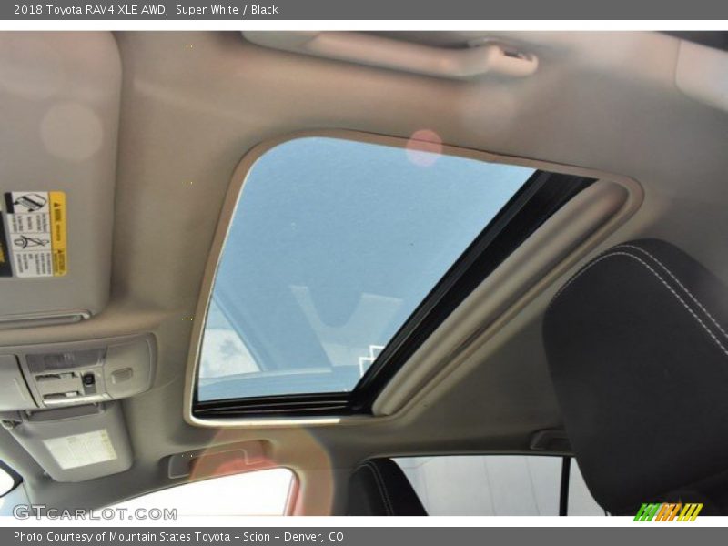 Super White / Black 2018 Toyota RAV4 XLE AWD