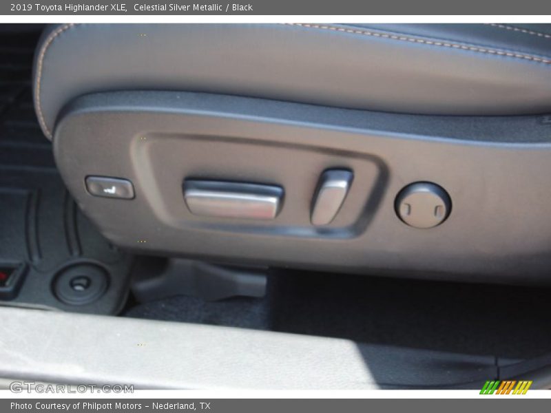 Celestial Silver Metallic / Black 2019 Toyota Highlander XLE
