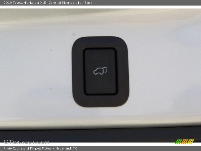 Celestial Silver Metallic / Black 2019 Toyota Highlander XLE