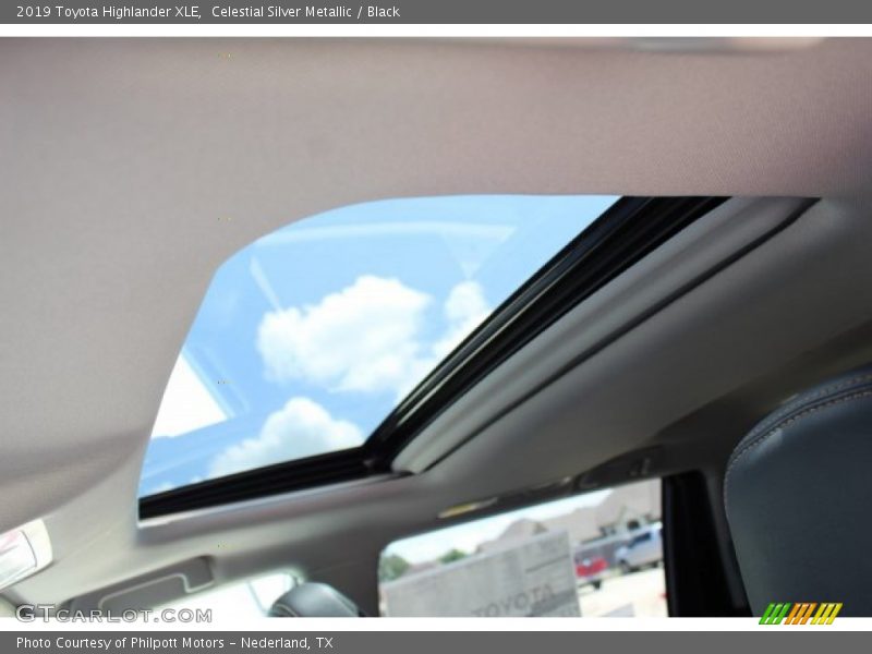 Celestial Silver Metallic / Black 2019 Toyota Highlander XLE