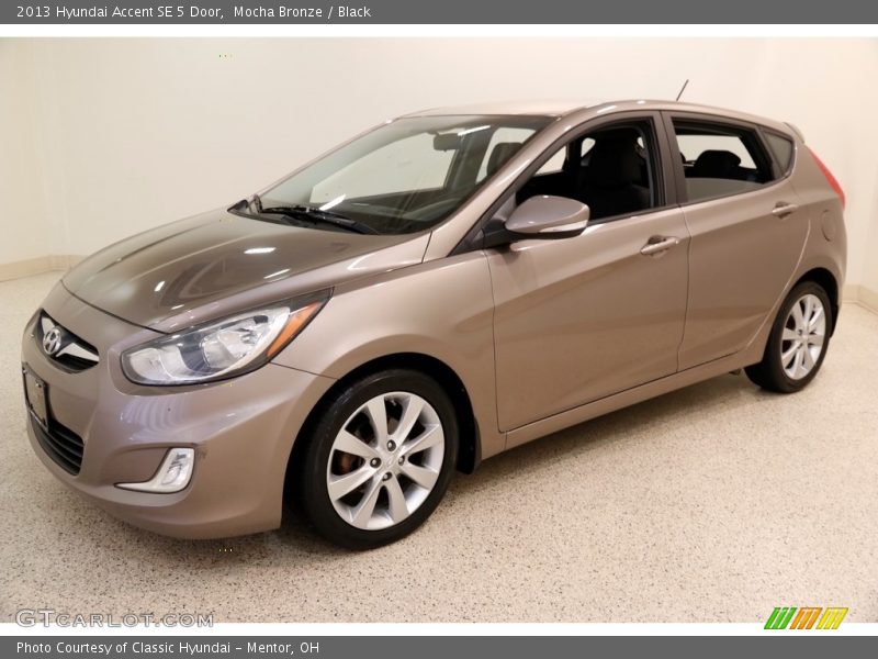 Mocha Bronze / Black 2013 Hyundai Accent SE 5 Door