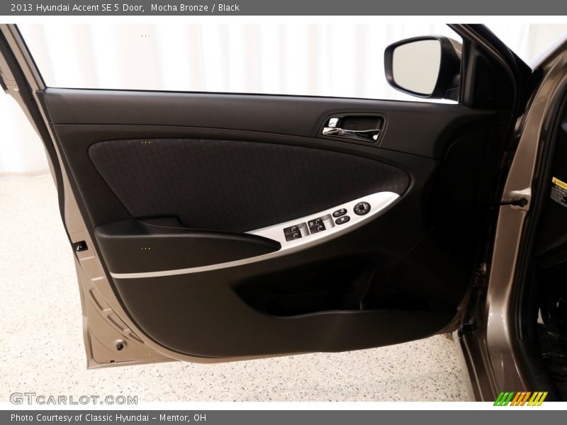 Mocha Bronze / Black 2013 Hyundai Accent SE 5 Door