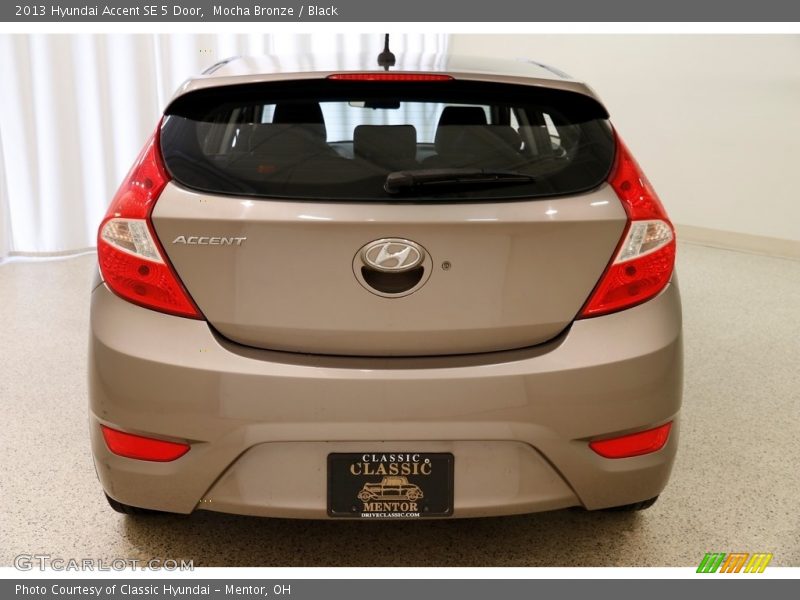 Mocha Bronze / Black 2013 Hyundai Accent SE 5 Door