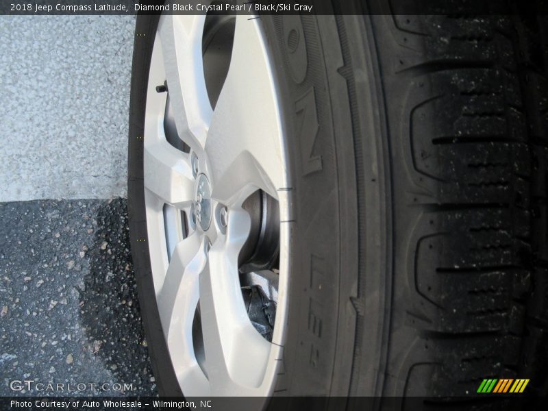 Diamond Black Crystal Pearl / Black/Ski Gray 2018 Jeep Compass Latitude