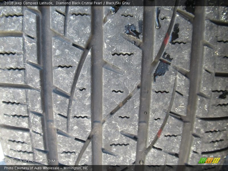 Diamond Black Crystal Pearl / Black/Ski Gray 2018 Jeep Compass Latitude
