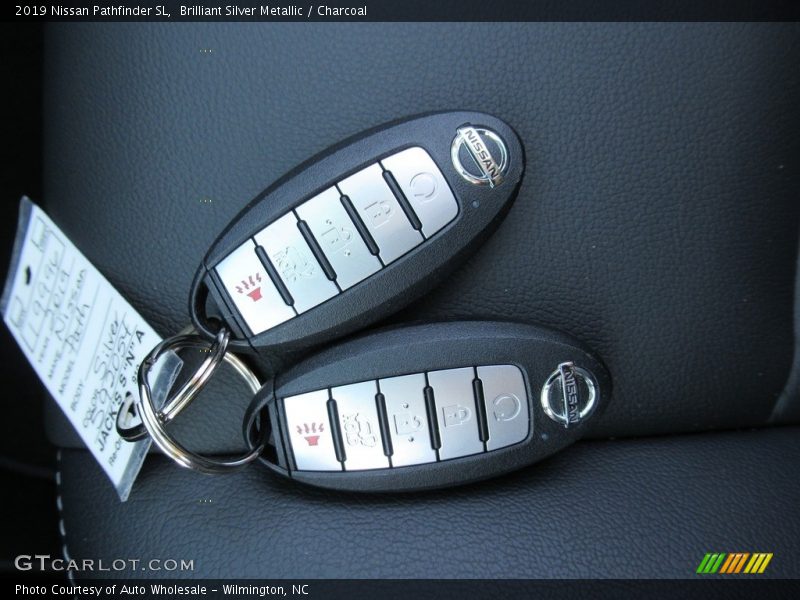 Brilliant Silver Metallic / Charcoal 2019 Nissan Pathfinder SL